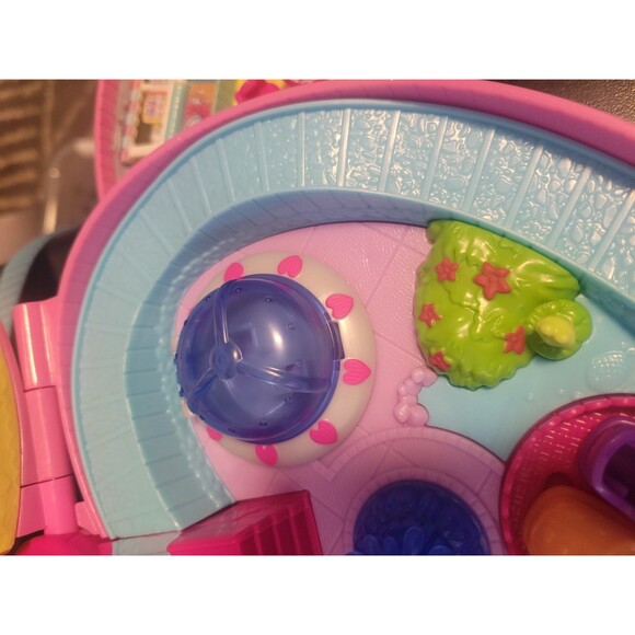 2019 Polly Pocket 2-in-1 Theme Park Crossbody Playset with 4 Dolls/Cars - Picture 6 of 16